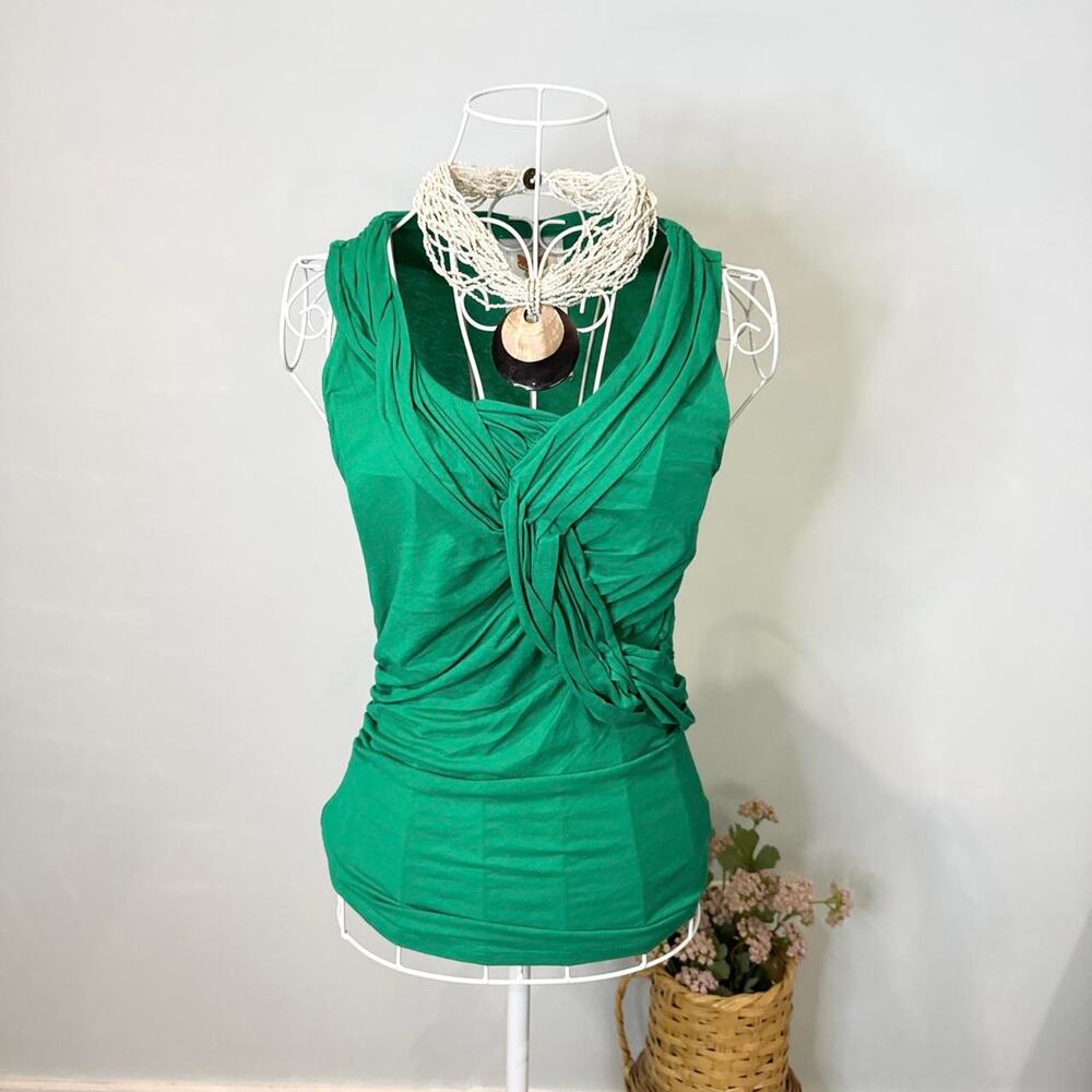 Cute emerald green y2k-style tight ruched sidebent fitted top